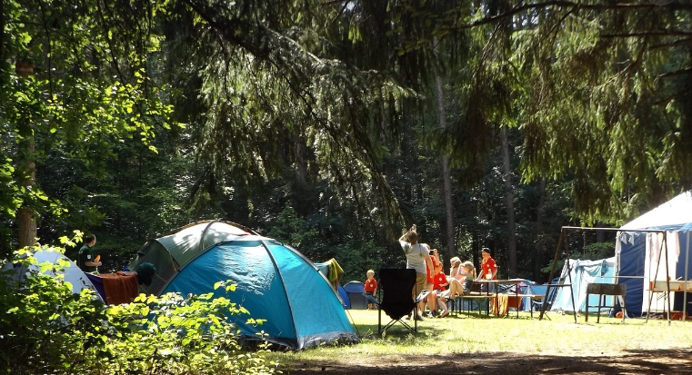 vacances d'été 2023 sous le soleil en tente ou caravane en camping