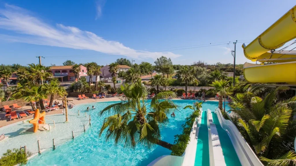 Situé à Sérignan-Plage, le camping L’Étoile de Mer 4 étoiles vous accueille dans un cadre naturel et verdoyant, à seulement 300 mètres d'une vaste plage de sable fin. Ce camping à taille humaine est l’endroit idéal pour des vacances en famille sous le soleil de la Méditerranée.